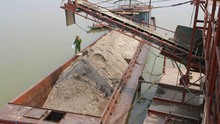 Bắt giữ 2 tàu khai thác cát trái phép tại Hà Nội